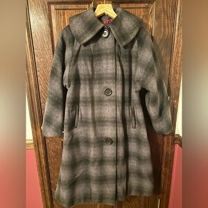 Beautiful Vintage 1950’s A-line coat with wide collar, pockets and large buttons